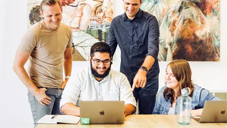 Louis Jansen in overleg met een team bij een kanbanbord
